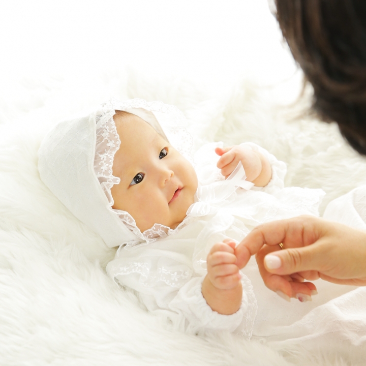 ママをしっかりと見つめて