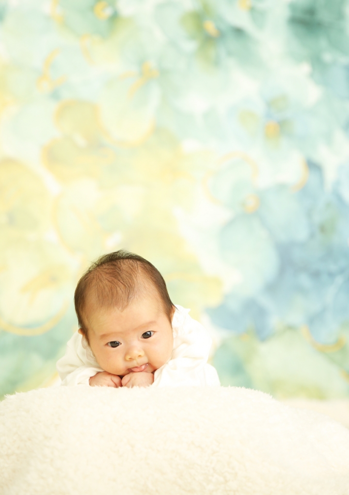 あじさいの背景で爽やかに。おめめパッチリで可愛らしい。