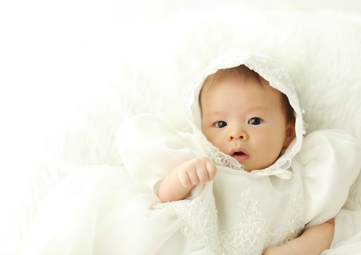 ベビードレスでカメラ目線