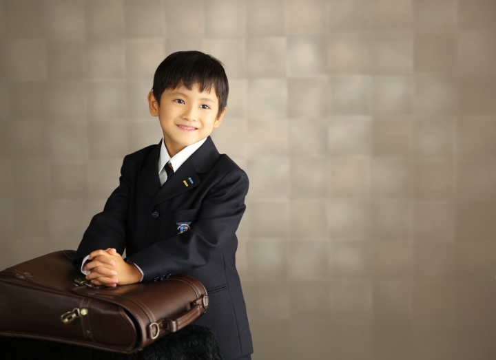 ランドセルと一緒にきちんとポーズ。かっこいいです。