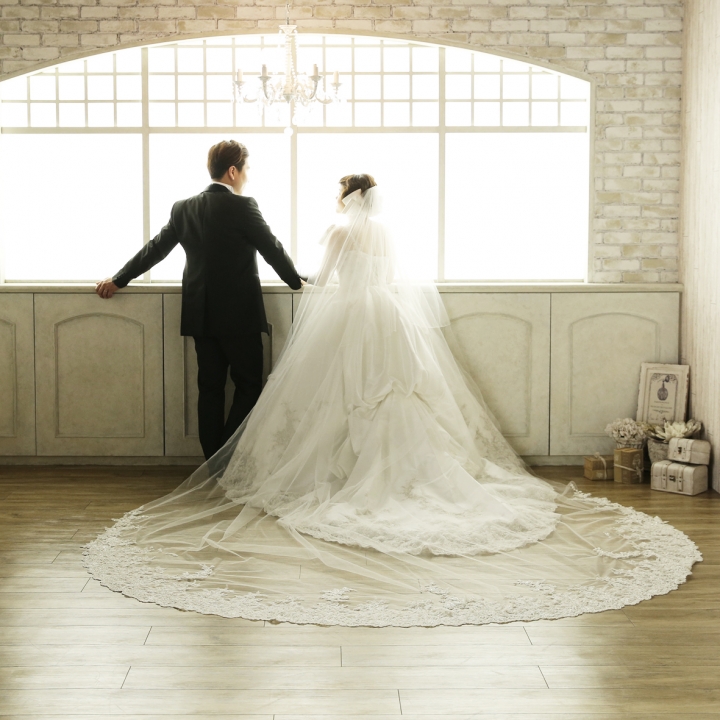 トレーンを広げた後ろ姿も綺麗です。