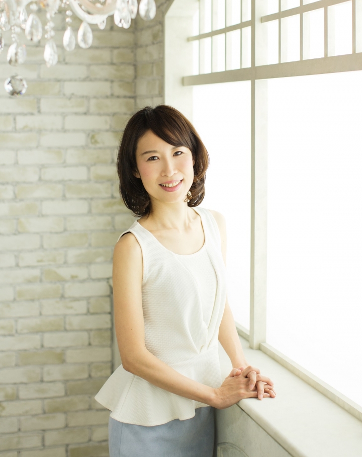 シャンデリアの背景で華やかに