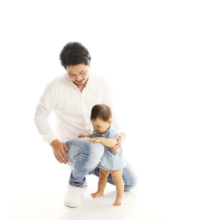 パパのおひざで立っち、パパ自然に笑みが（＾＾）