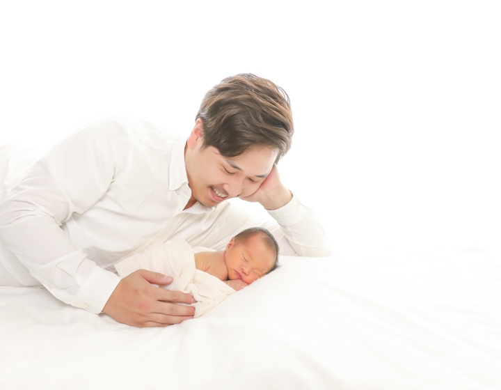 お父さんと一緒に新生児フォト