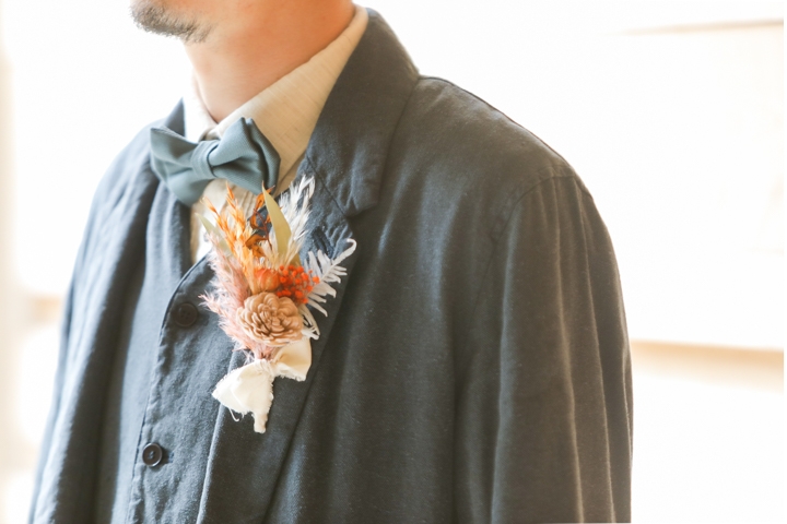 ドライフラワーのブートニア
蝶ネクタイもかわいい