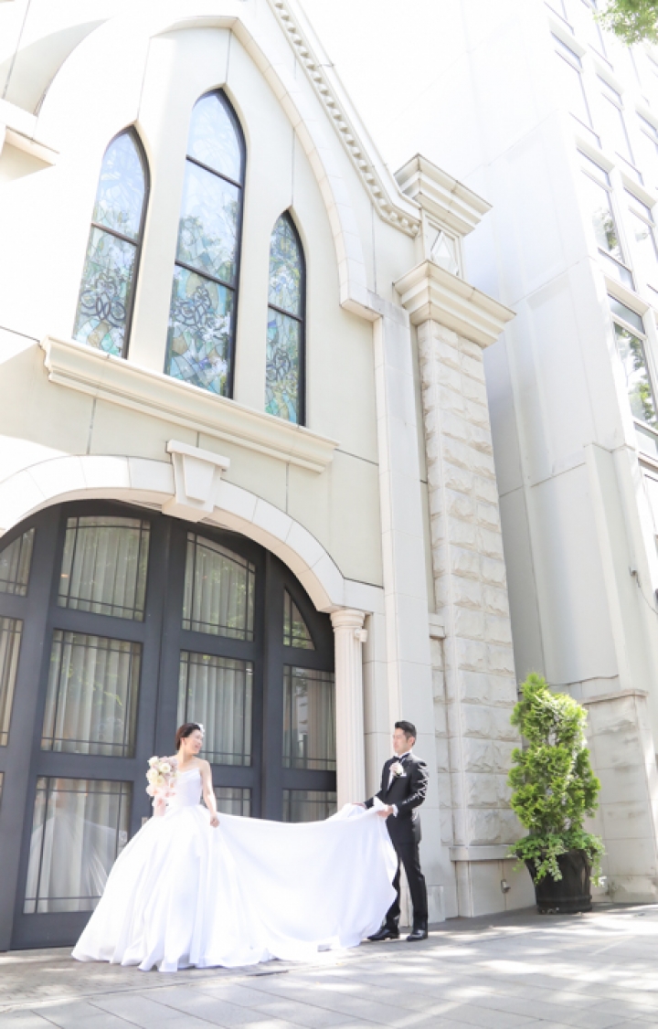 チャペルの前でロケーションフォト