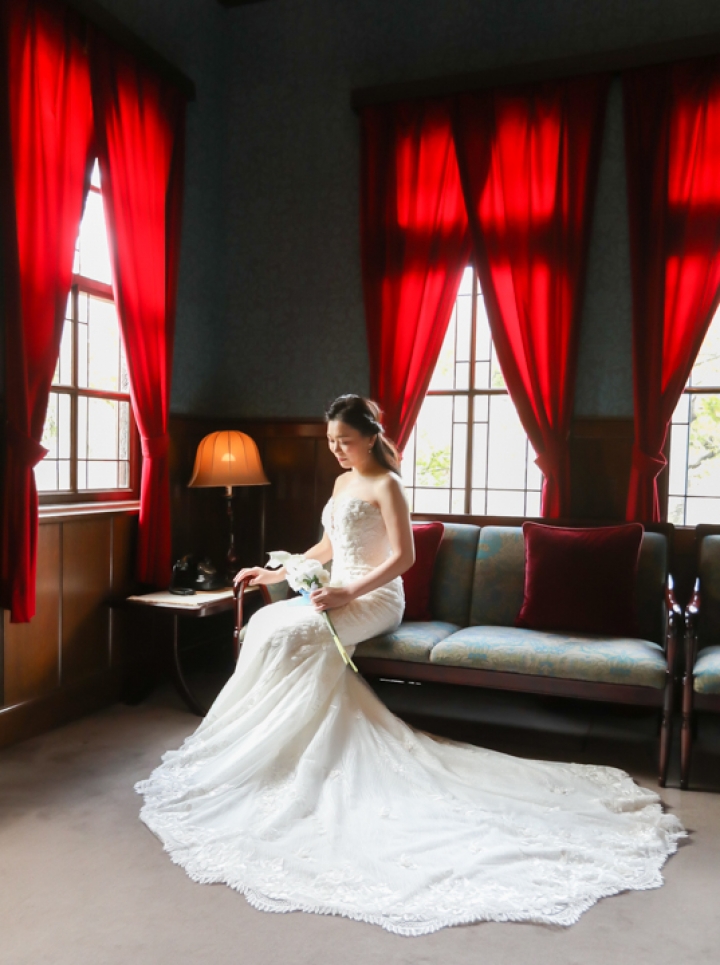 赤いカーテンがシックで大人