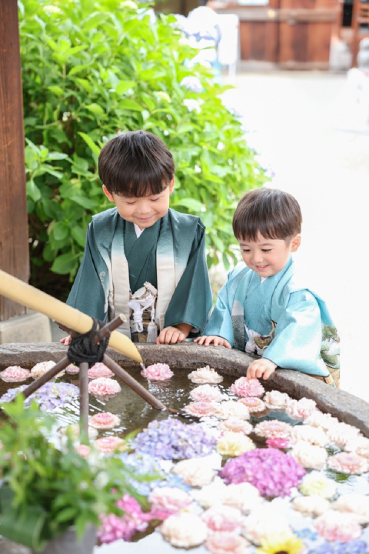 大須の三輪神社で七五三ロケーションフォト
活き活きとしたかわいい姿を緑いっぱいのロケーションで