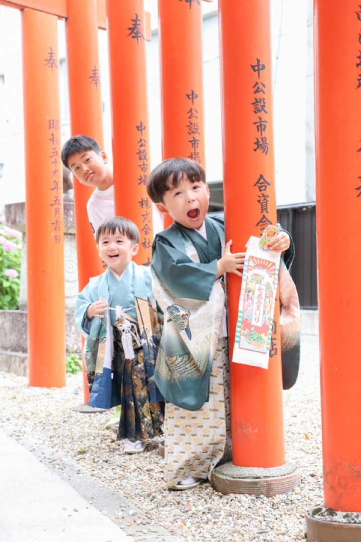 大須の三輪神社で七五三ロケーションフォト
活き活きとしたかわいい姿を
ご祈祷中もお写真を残せます
