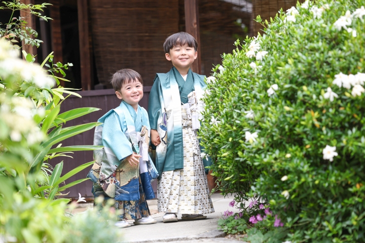 大須の三輪神社で七五三ロケーションフォト
活き活きとしたかわいい姿を

ご祈祷中もお写真を残せます