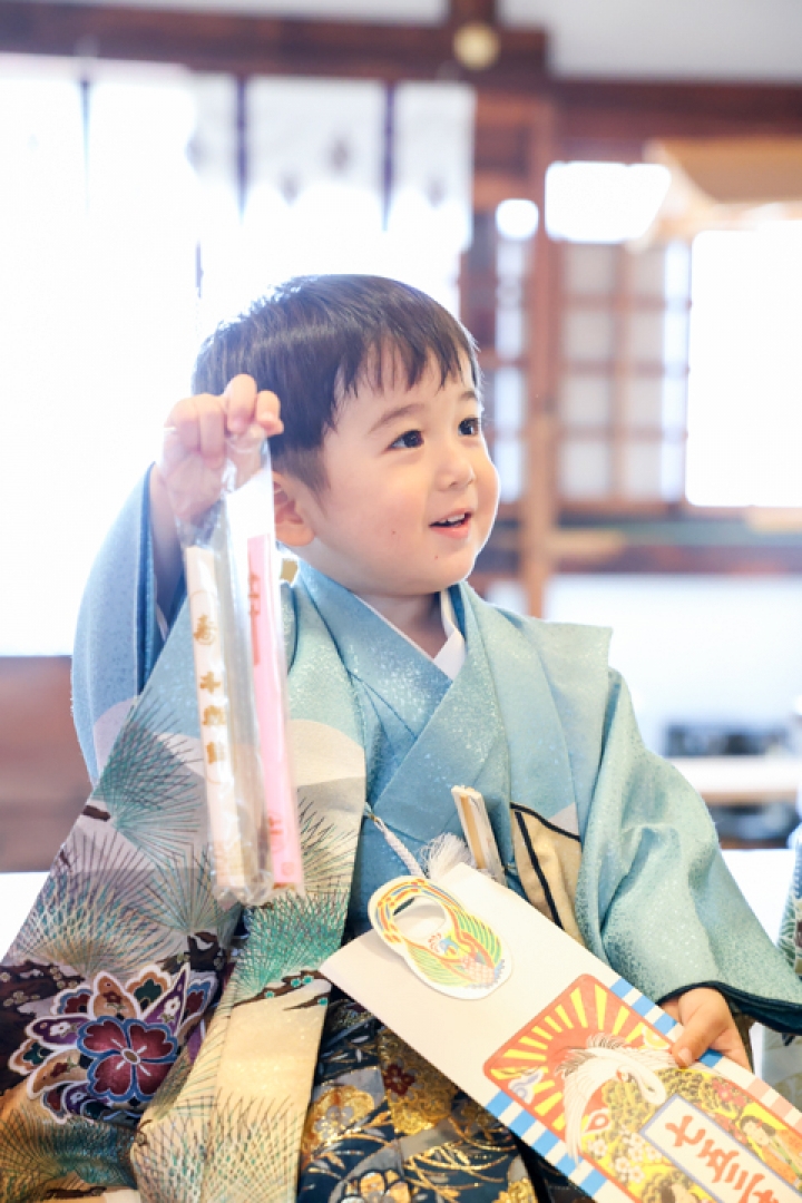 大須の三輪神社で七五三ロケーションフォト
活き活きとしたかわいい姿を
ご祈祷中もお写真を残せます