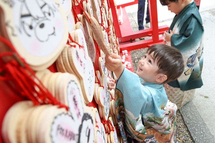 大須の三輪神社で七五三ロケーションフォト
活き活きとしたかわいい姿を

ご祈祷中もお写真が残せます