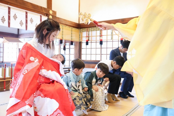 大須の三輪神社でお宮参りロケーションフォト
ご祈祷中もお写真が残せます