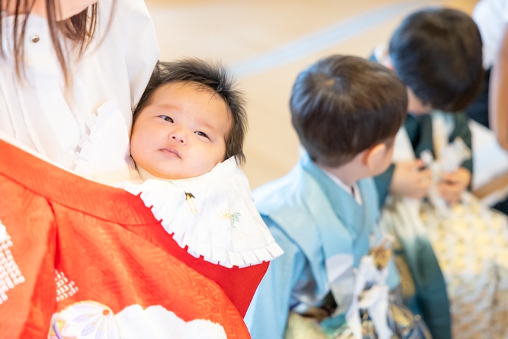 大須の三輪神社でお宮参りロケーションフォト
　　ご祈祷中もお写真が残せます
